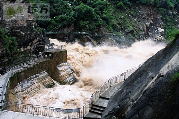 景区回应李现在虎跳峡举国旗，理性看待，文化传承与旅游责任