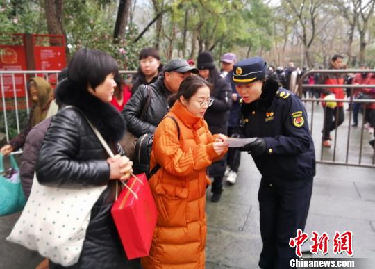 杭州西湖女子巡逻队，守护美丽风景的巾帼力量