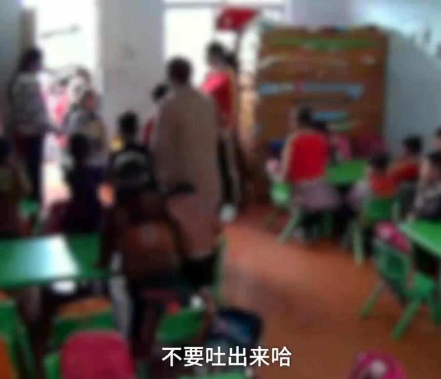 小学女生突发状况，教室呕吐事件与老师家长的应对之道