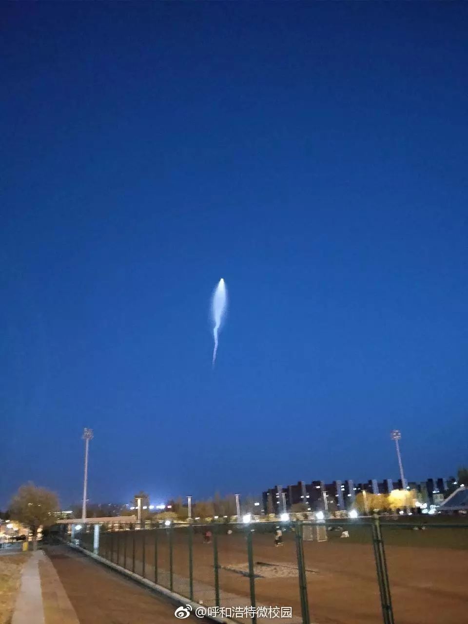 银川夜空神秘不明飞行物，轨迹蜿蜒引热议