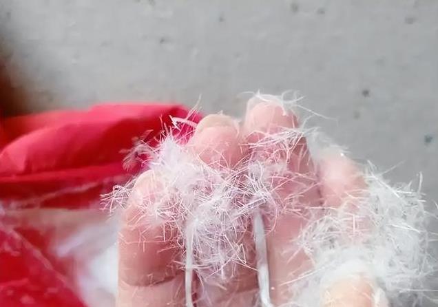 羽绒服惊现质量问题，女子四万五千元投资遭遇四天起毛悲剧