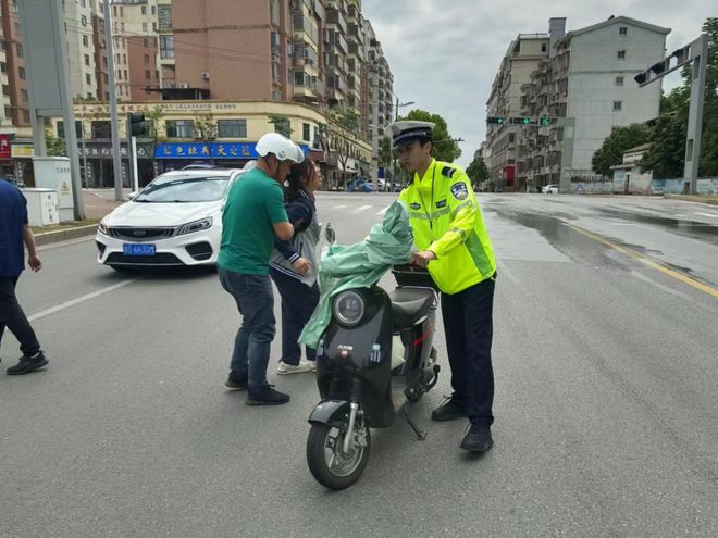 悲剧警示，两名学生冰面骑车遇难