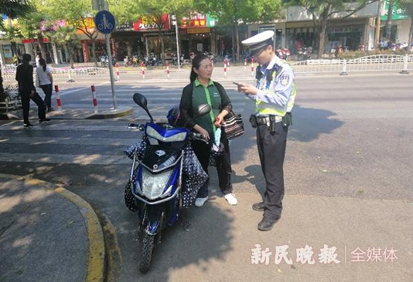 司机斑马线撞电动车，对方竟直接走掉，道德和法律能否及时止损？