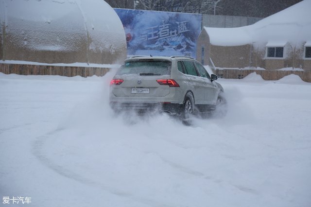 雷军学冰雪路面漂移，跨界挑战与自我突破