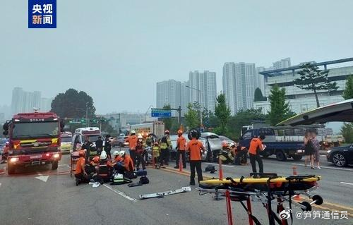 韩国首尔高速上发生震惊社会的连环车祸，超过四十辆车相撞纪实