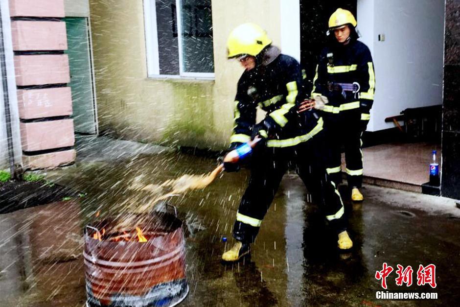 美国消防员找不到水用牛奶啤酒灭火？背后的故事引人深思