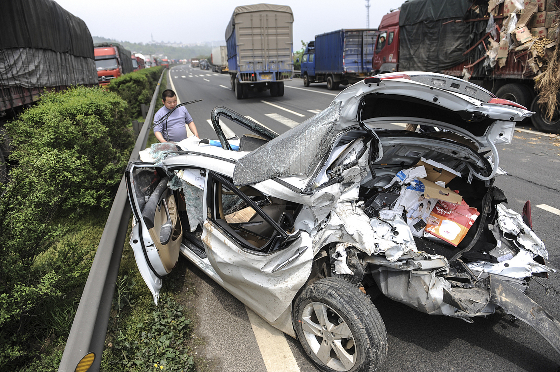 遭追尾车上三人身亡，肇事司机被判三年缓刑五年