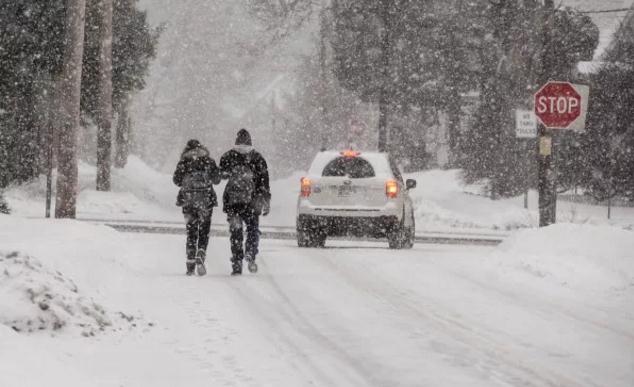 寒潮来袭！八省区遭遇大到暴雪，大雾笼罩下的严峻考验