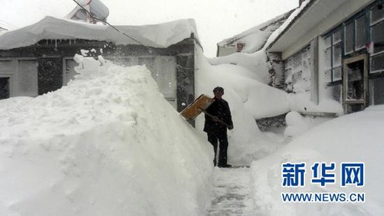 村民门口积雪半米深，雪灾下的乡村挑战与温情