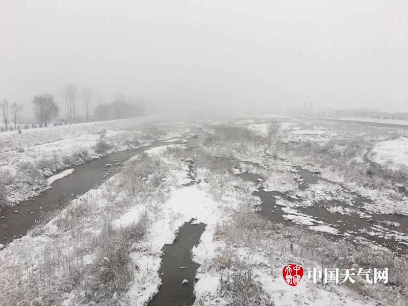 陕西暴雪下的半米深雪，村民家门口的冬日奇景与应对挑战