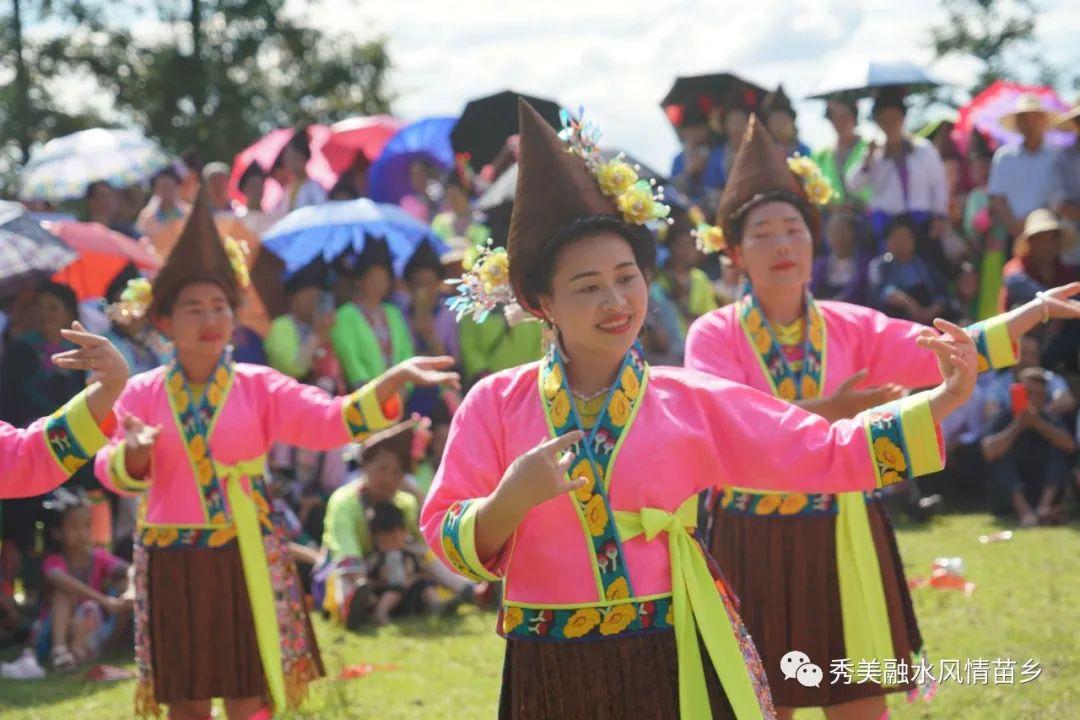 女生烧鱼时鱼两次从锅中蹦出，惊现神奇一幕！